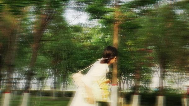 młoda piękna panna młoda w białej sukience w parku - Zdjęcie, obraz