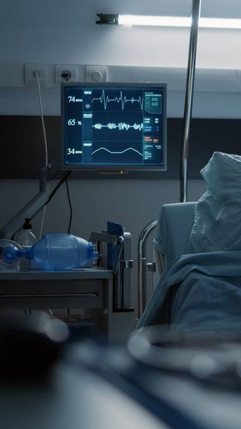 Personne dans la salle d'hôpital avec un équipement moderne - Photo, image