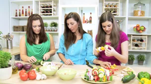 μαμά στην κουζίνα στο σπίτι βλέποντας ως έφηβες κόρες τεμαχισμό φρέσκα βιολογικά λαχανικά - Πλάνα, βίντεο