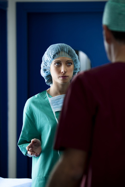 Female surgeons consulting before oepration - 写真・画像
