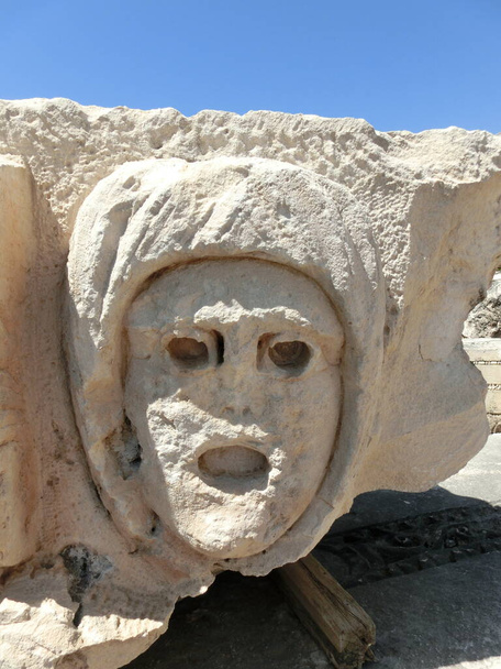 トルコのミラにあるマスクと岩の墓。古代の墓Fethiye,考古学と旅行の概念 - 写真・画像