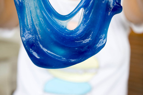 kid playing blue slime - Foto, Imagen