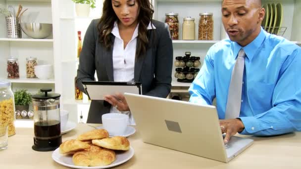 Geschäftspaar bereitet sich in der Küche mit Tablet und Laptop vor - Filmmaterial, Video