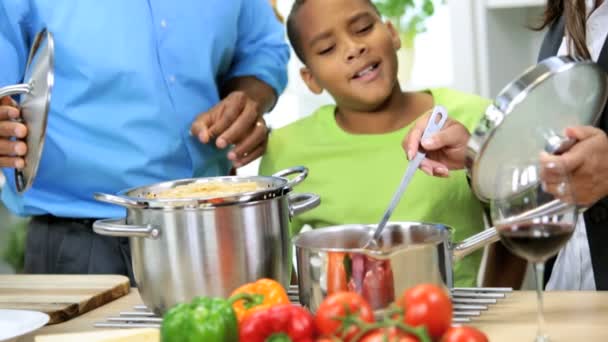 Cuidar a los padres étnicos proporcionar una cena saludable para el hijo
 - Metraje, vídeo