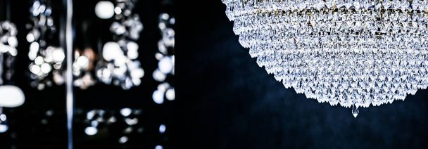 Kristallglaslüster als Wohnkultur, Innenarchitektur und luxuriöse Möbel Detail, Urlaub Einladungskarte Hintergrund - Foto, Bild