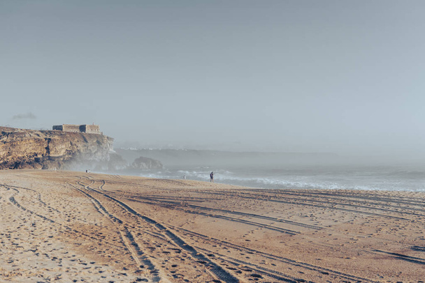 Чудовий захід сонця в Прая - ду - Норте, Португалія. Місце, де прориваються найбільші хвилі у світі. Кілька світових рекордів серфінгу. - Фото, зображення