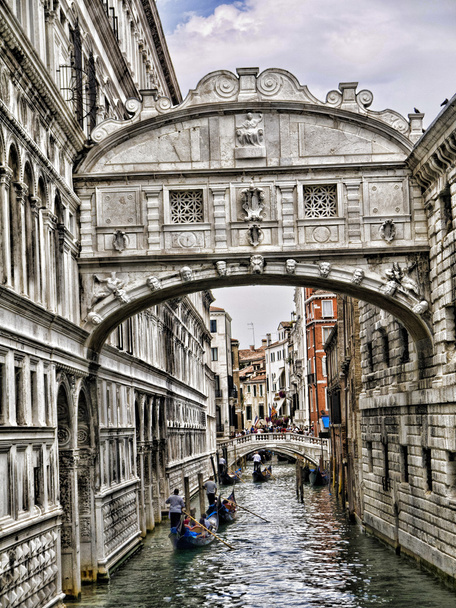 El Puente de los Suspiros entre el Palacio Ducal y la Prisión Estatal de Venecia Italia
 - Foto, Imagen