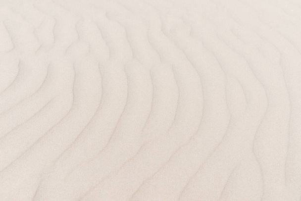 Playa de arena. Textura de arena para fondo. Copiar espacio.Ondas de arena textura con patrón diagonal. Playa de arena para el fondo. Vista superior - Foto, imagen