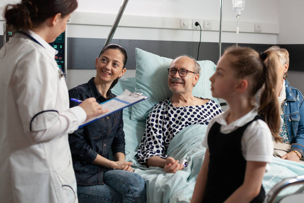 Médecin femme médecin discuter des soins de santé avec grand-père malade âgé - Photo, image