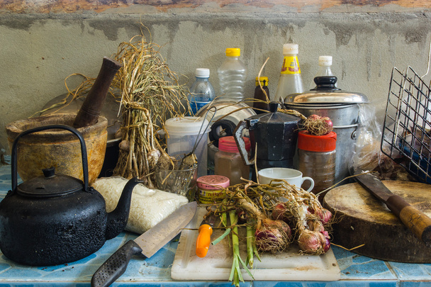 σωρό από βρώμικα πιάτα στην κουζίνα - ψυχαναγκαστική αποθησαύριση syndro - Φωτογραφία, εικόνα