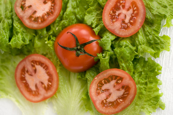 Tomaatti ja salaatti valkoisella pohjalla
 - Valokuva, kuva