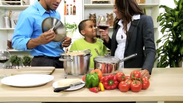 Family prepares soup on kitchen - Metraje, vídeo