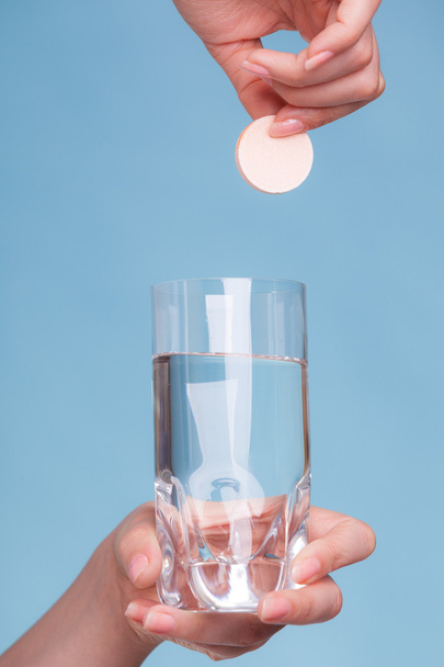 Aspirin pill tablet and glass water for headache - Foto, Bild