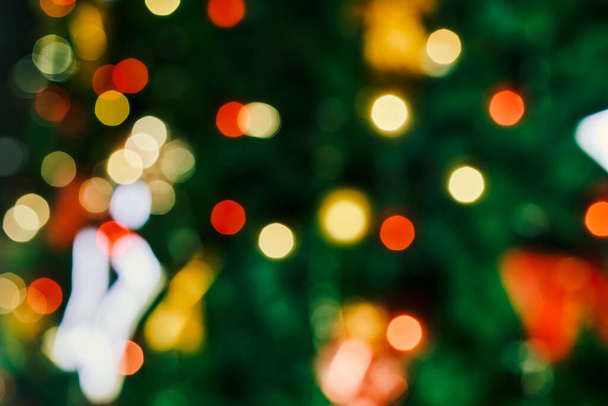 Blurred image of festive Christmas tree. Defocused christmas background - Foto, imagen