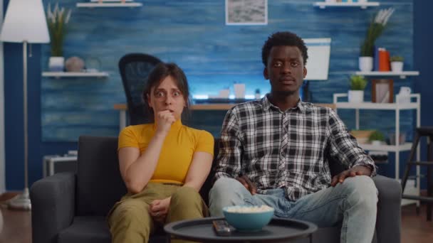 pov de impactado interracial pareja viendo miedo película - Metraje, vídeo
