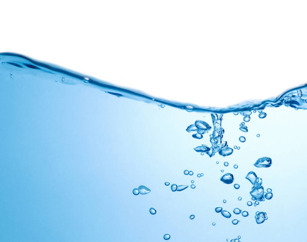 Acqua spruzzi pulito blu e bolle isolato su sfondo bianco con spazio copia - Foto, immagini
