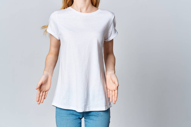Beyaz tişörtlü kadın moda tasarımı reklamında poz veriyor. - Fotoğraf, Görsel