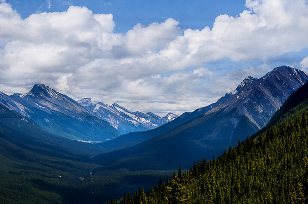 アルバータ州のバンフに近いカナダのロッキー山脈の谷カナダ - 写真・画像
