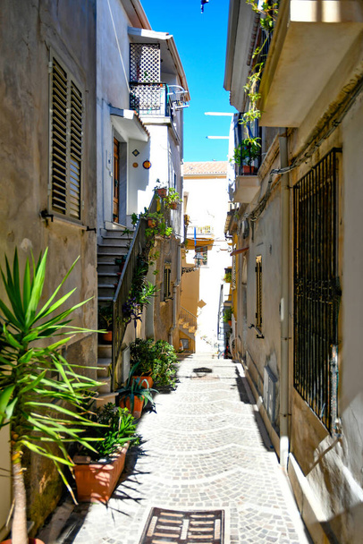 Un callejón en Diamante, una ciudad costera en la región de Calabria, Italia. - Foto, imagen