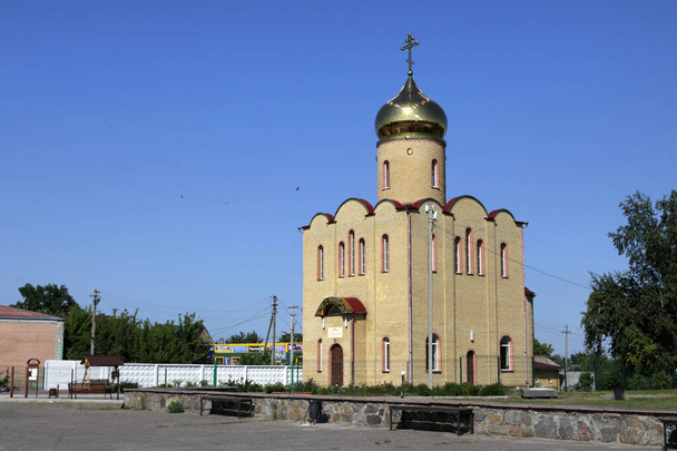 Chornobai, Ucrania - 15 de agosto de 2021: Iglesia del Gran Mártir Santa Bárbara, en la aldea de Chornobay en la región de Zolotonosha, en el óblast oriental de Cherkasy. - Foto, imagen