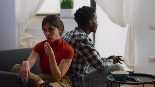 Casal inter-racial gritando uns com os outros tendo discussão - Filmagem, Vídeo