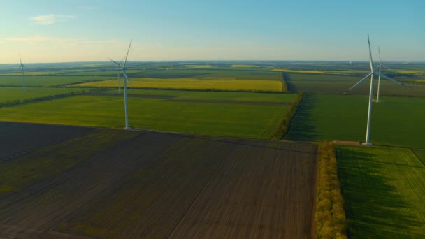 Pohled na větrné generátory vyrábějící čistou alternativní energii ve venkovské krajině. - Záběry, video