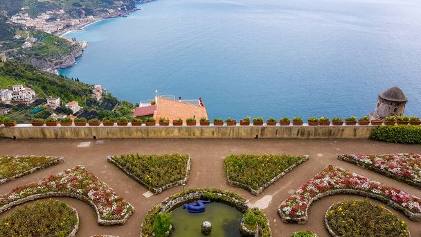 La bellissima terrazza sul mare da Villa Rufolo, Ravello, Costiera Amalfitana, Campania, Italia  - Foto, immagini