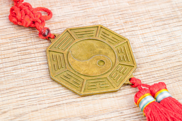 Close up metal sign of Yin Yang coin on wooden background - Foto, Imagem