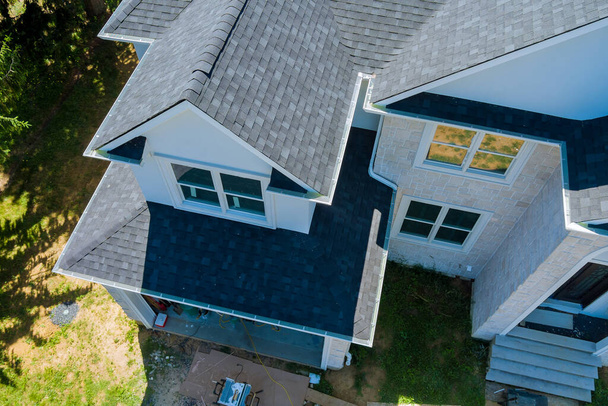 Dach w nowym domu zbudowanym z asfaltu gonty wielu linii dachowych z widokiem z lotu ptaka - Zdjęcie, obraz
