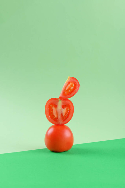 Frisches grünes Gemüse Tomaten Nahrungsmittelbalance auf grünem geometrischem Hintergrund, vitaminvegetarische und vegane Ernährung ausgleichend kreatives Ernährungskonzept, Kopierraum, gesunde alkakine Ernährung - Foto, Bild