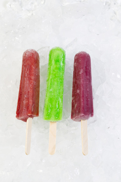 Paletas de frutas sobre hielo listas para comer
  - Foto, Imagen