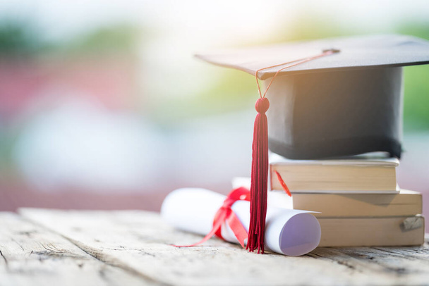 卒業キャップまたはモルタルボードのクローズアップ選択的焦点と表に記載されている卒業証書の学位証明書 - 写真・画像