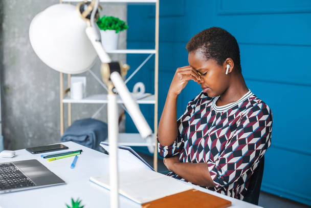 American black woman on chair thinking. Computer technology. Internet technology. Businessperson having a problem. - Foto, Imagem