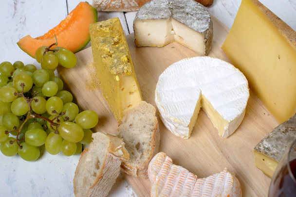 assortiment de fromages français et de fruits de saison
 - Photo, image