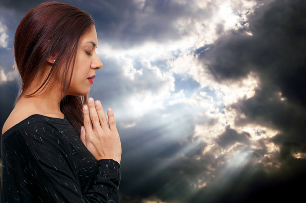 Gyönyörű latin amerikai keresztény nő Latino mély imádságban - Fotó, kép