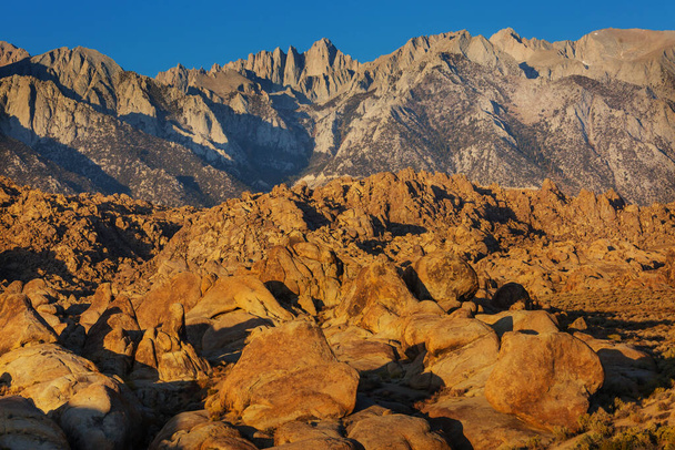 Turista v neobvyklých kamenných útvarech v Alabamských kopcích, Kalifornie, USA - Fotografie, Obrázek