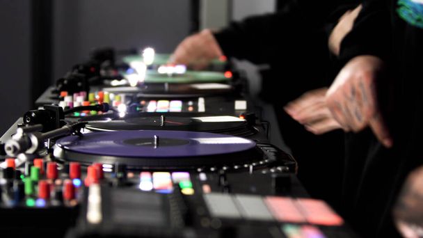 Κοντινό πλάνο τριών DJ ανδρών που παίζουν ηλεκτρονική μουσική σε βινύλιο cd usb player στο στούντιο. - Τέχνη. Πλευρική άποψη των αρσενικών χεριών και πικάπ ελέγχου μίξερ. - Φωτογραφία, εικόνα