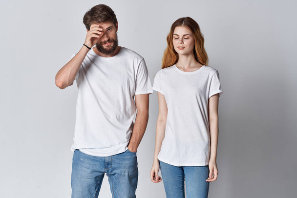 man en vrouw in witte t-shirts poseren mode samen communicatie - Foto, afbeelding