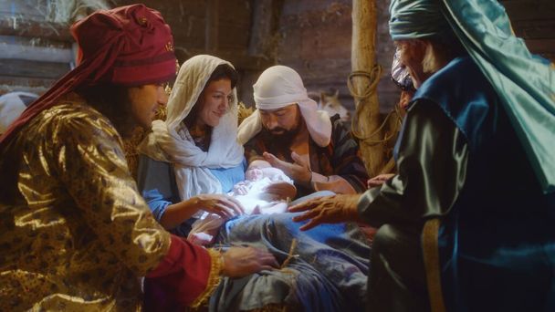 Magi puhuu Joosefin ja Marian kanssa Jeesuksen Kristuksen syntymästä - Valokuva, kuva