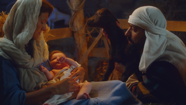 Иосиф с ягненком возле Марии и младенца Иисуса - Фото, изображение
