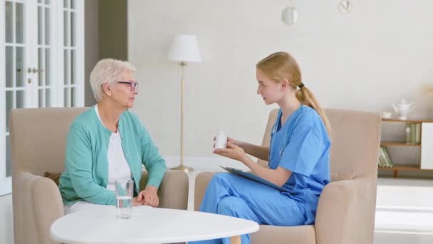 Trabajador médico presenta nuevo remedio al paciente anciano en el consultorio - Imágenes, Vídeo