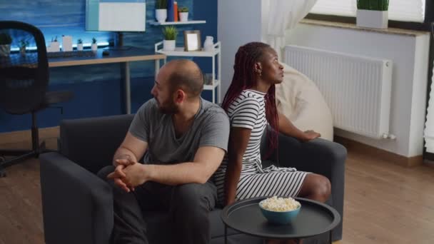 Verheiratete interrassische Menschen haben Streit zu Hause - Filmmaterial, Video