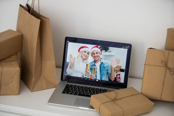 プレゼントのギフトボックスとメリークリスマステーブルのラップトップコンピュータ。eコマースウェブサイト｜オンラインショッピングと配送、バナー. - 写真・画像