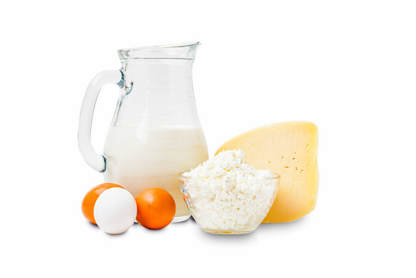 Alimenti biologici, prodotti lattiero-caseari e uova isolate su sfondo bianco.  - Foto, immagini