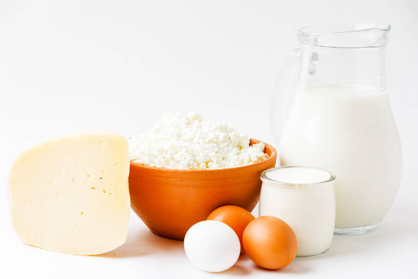 Органические сельскохозяйственные продукты, молочные продукты и яйца, выделенные на белом фоне.  - Фото, изображение