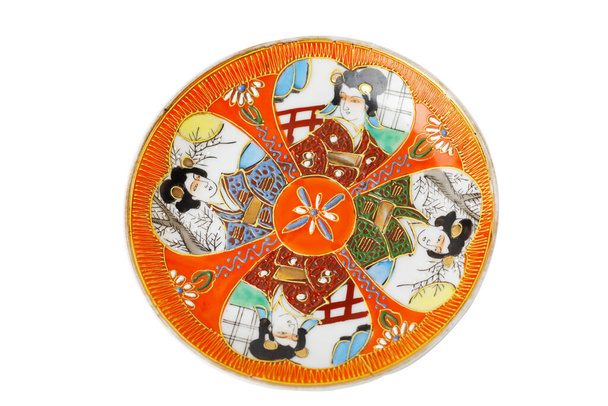 Antike Teetasse aus japanischem Porzellan im Stil von Moriage isoliert auf weißem Hintergrund. Meiji-Periode. - Foto, Bild