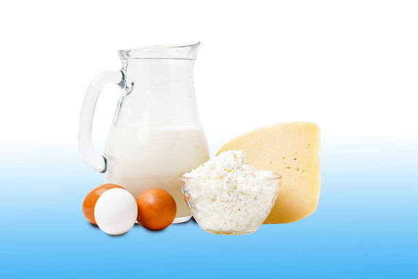 Żywność ekologiczna, produkt mleczny i jaja izolowane na niebieskim tle.Widok z boku. - Zdjęcie, obraz