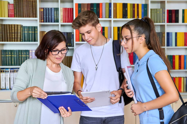 Estudantes adolescentes conversando com a professora mentora - Foto, Imagem