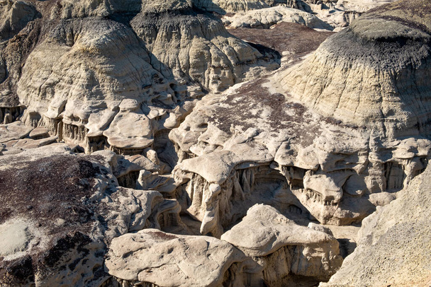 Scaffali e piattaforme in pietra arenaria consentono agli escursionisti di muoversi sopra i sentieri e i sentieri delle Badlands - Foto, immagini
