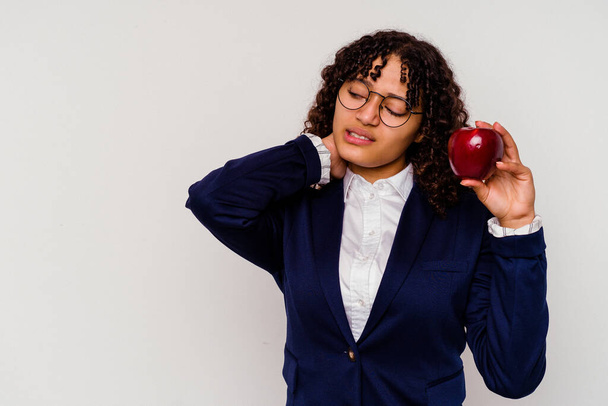 Fiatal üzlet vegyes faj nő kezében egy vörös alma elszigetelt fehér háttér megérinti a tarkóját, gondolkodás és a választás. - Fotó, kép
